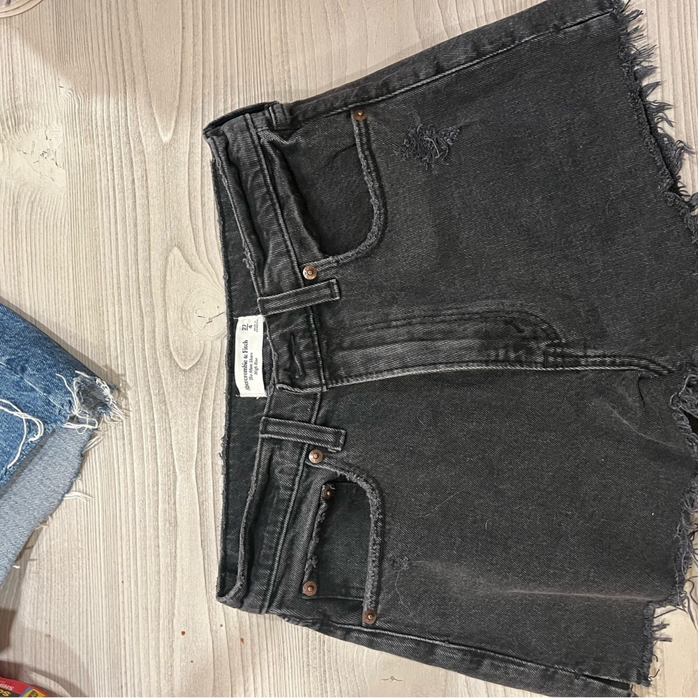 Abercrombie The Mom short high rise size 27 Curve Love black